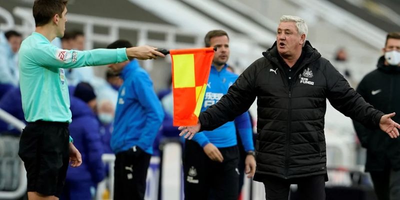 Luật Việt Vị Trong Bóng Đá - Chi Tiết Những Gì Bạn Cần Biết 1 Trọng tài phất cờ báo hiệu lỗi